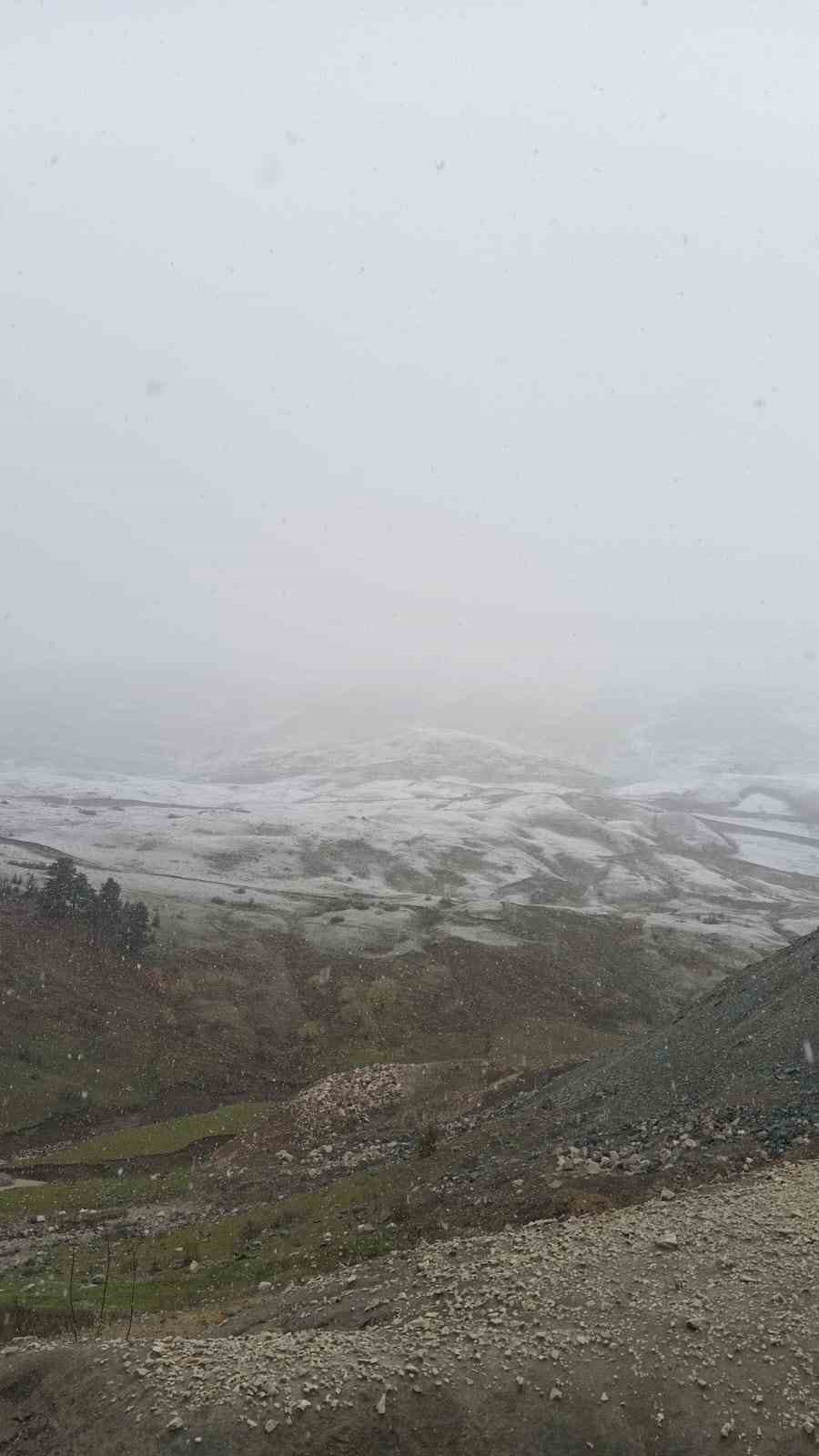 Artvin’in yüksek kesimlerine mevsimin ilk karı düştü
