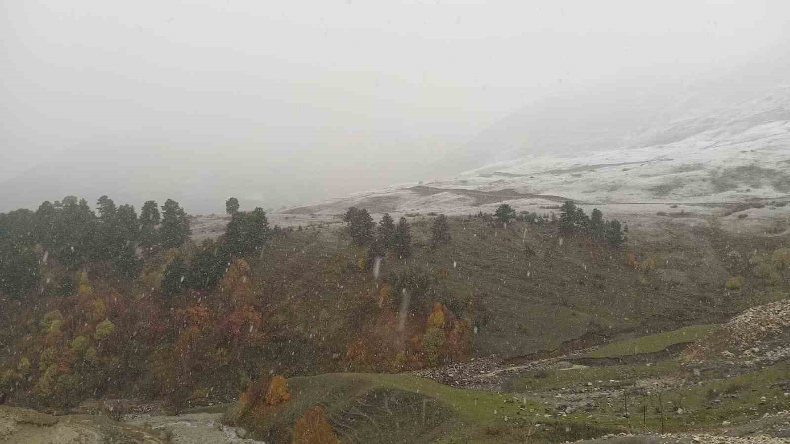 Artvin’in yüksek kesimlerine mevsimin ilk karı düştü
