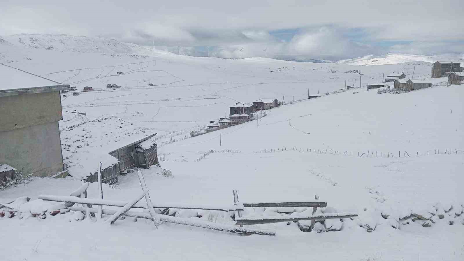 Uzungöl’ün yüksekleri beyaz örtüyle kaplandı
