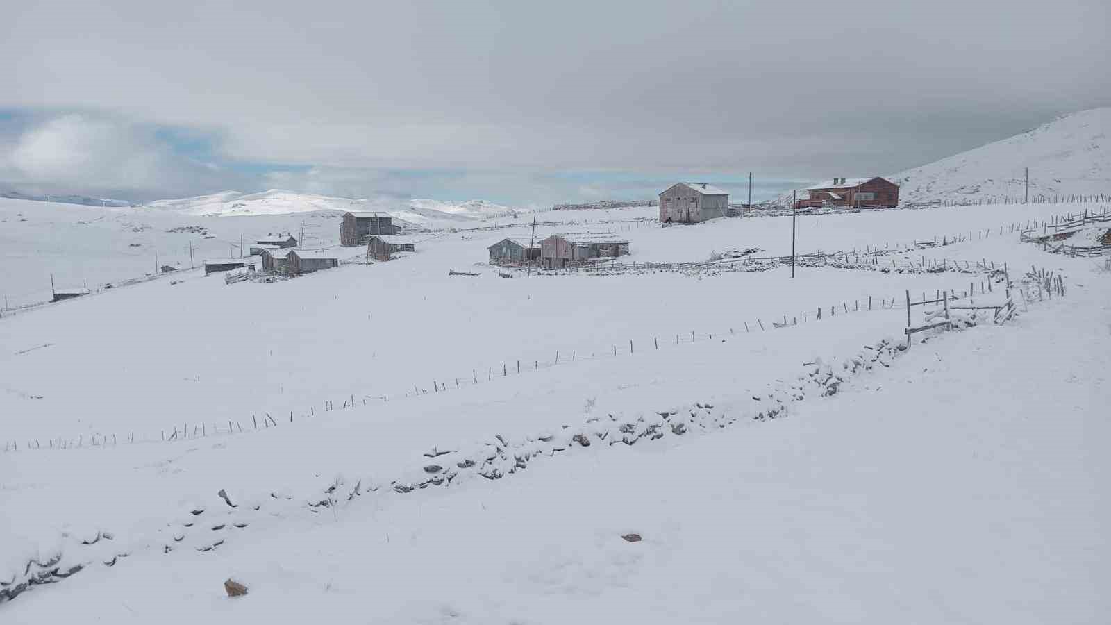 Uzungöl’ün yüksekleri beyaz örtüyle kaplandı
