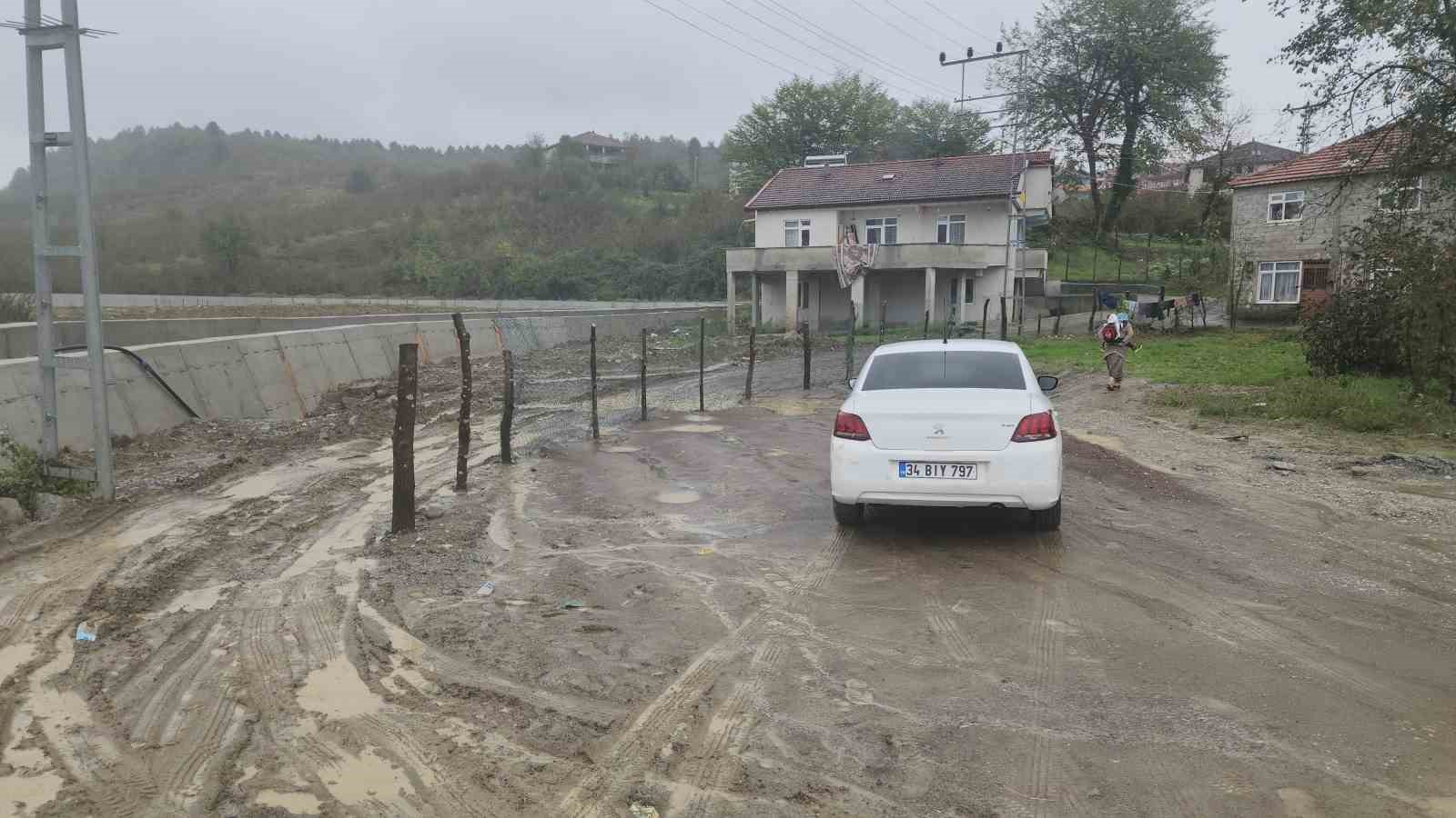 Komşu köye geçiş için arazisini kullandılar, tepki amacıyla tel örgü çekti
