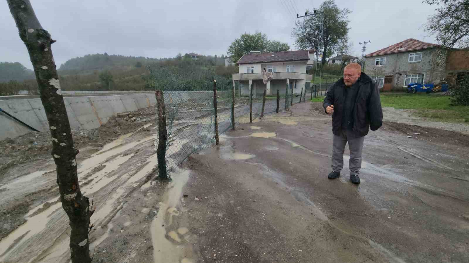 Komşu köye geçiş için arazisini kullandılar, tepki amacıyla tel örgü çekti
