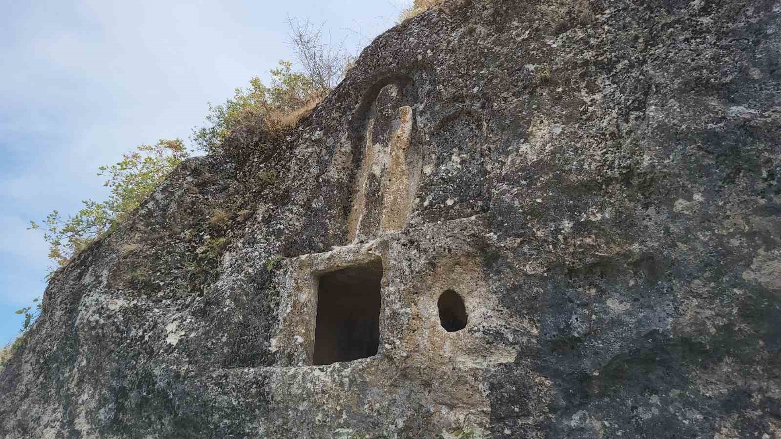 Adıyaman’da bin 700 yıllık kadın kabartmalı oda mezarı bulundu
