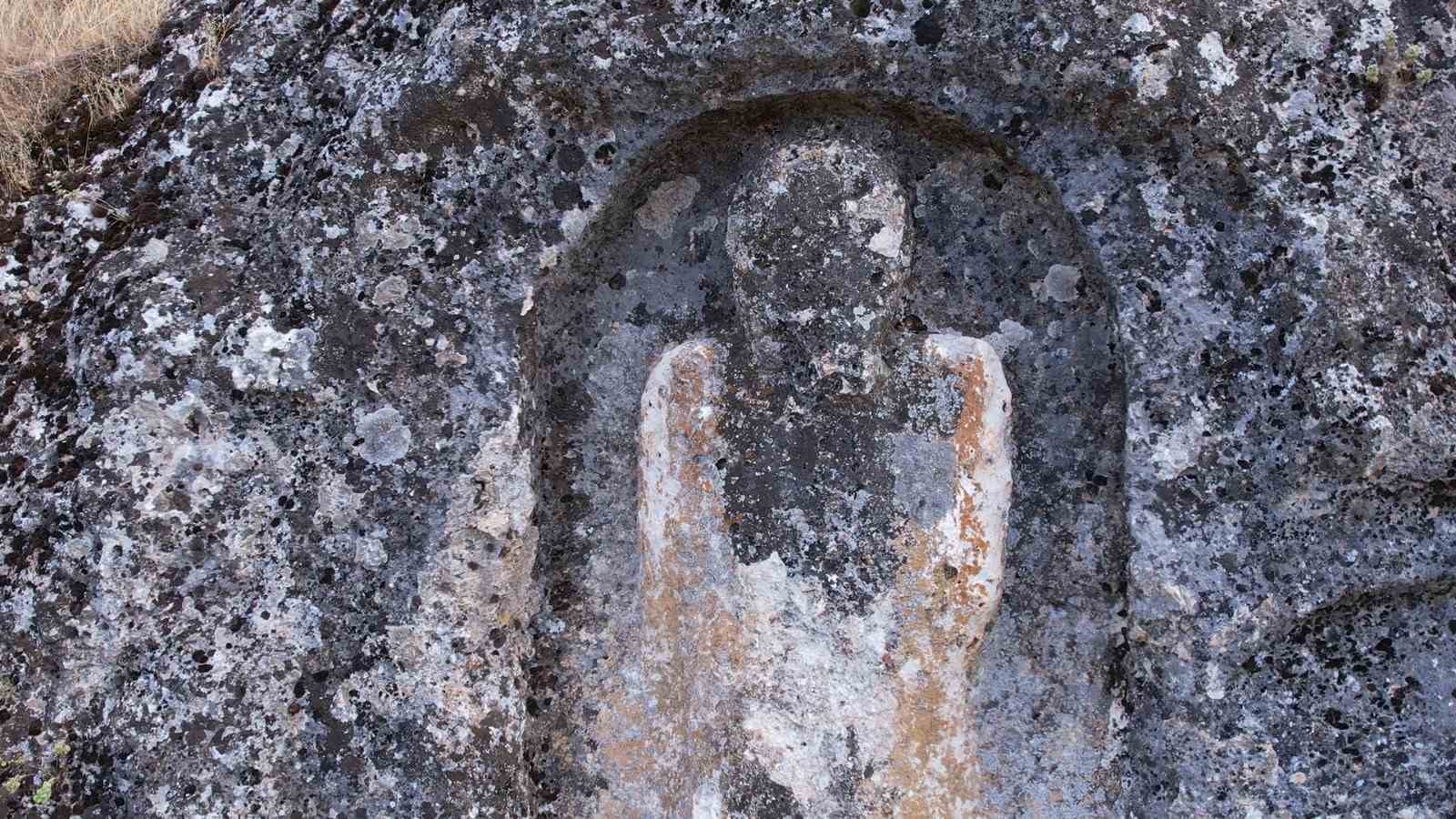 Adıyaman’da bin 700 yıllık kadın kabartmalı oda mezarı bulundu
