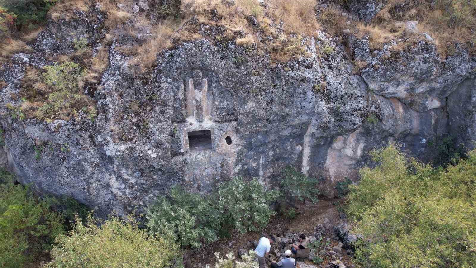 Adıyaman’da bin 700 yıllık kadın kabartmalı oda mezarı bulundu
