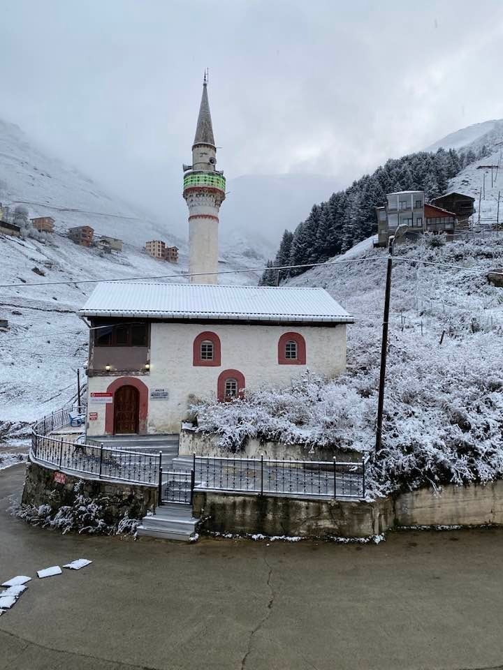 Rize’nin yaylaları beyaza büründü
