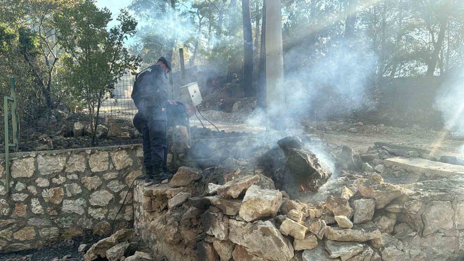 Asker ve itfaiye sahaya indi, yangının çıkış noktası ve sebebi araştırılıyor
