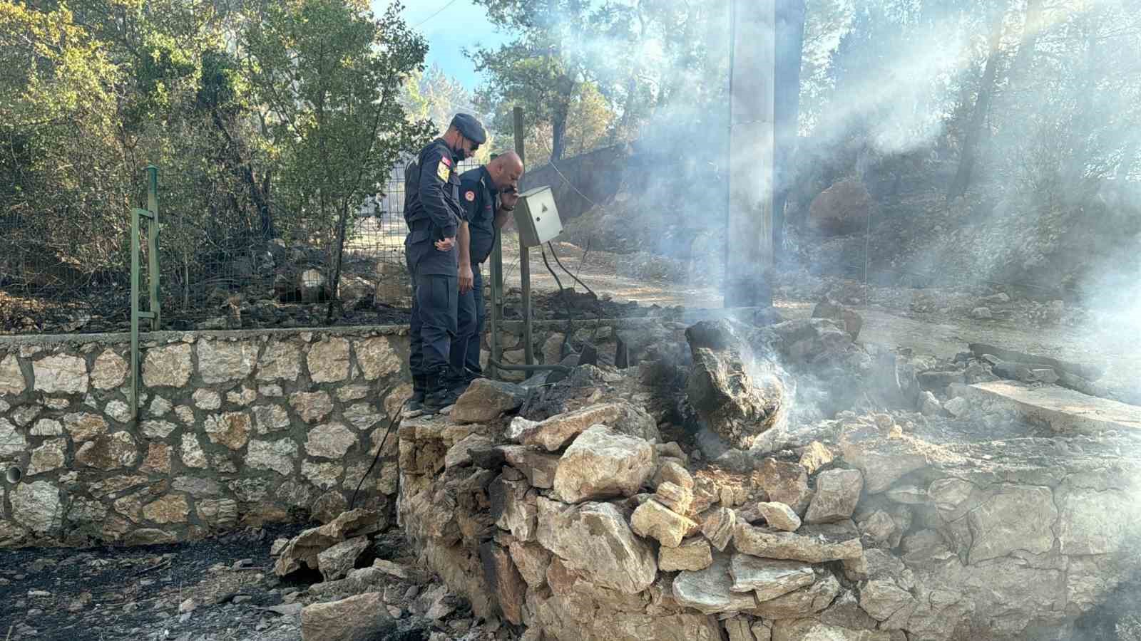 Asker ve itfaiye sahaya indi, yangının çıkış noktası ve sebebi araştırılıyor
