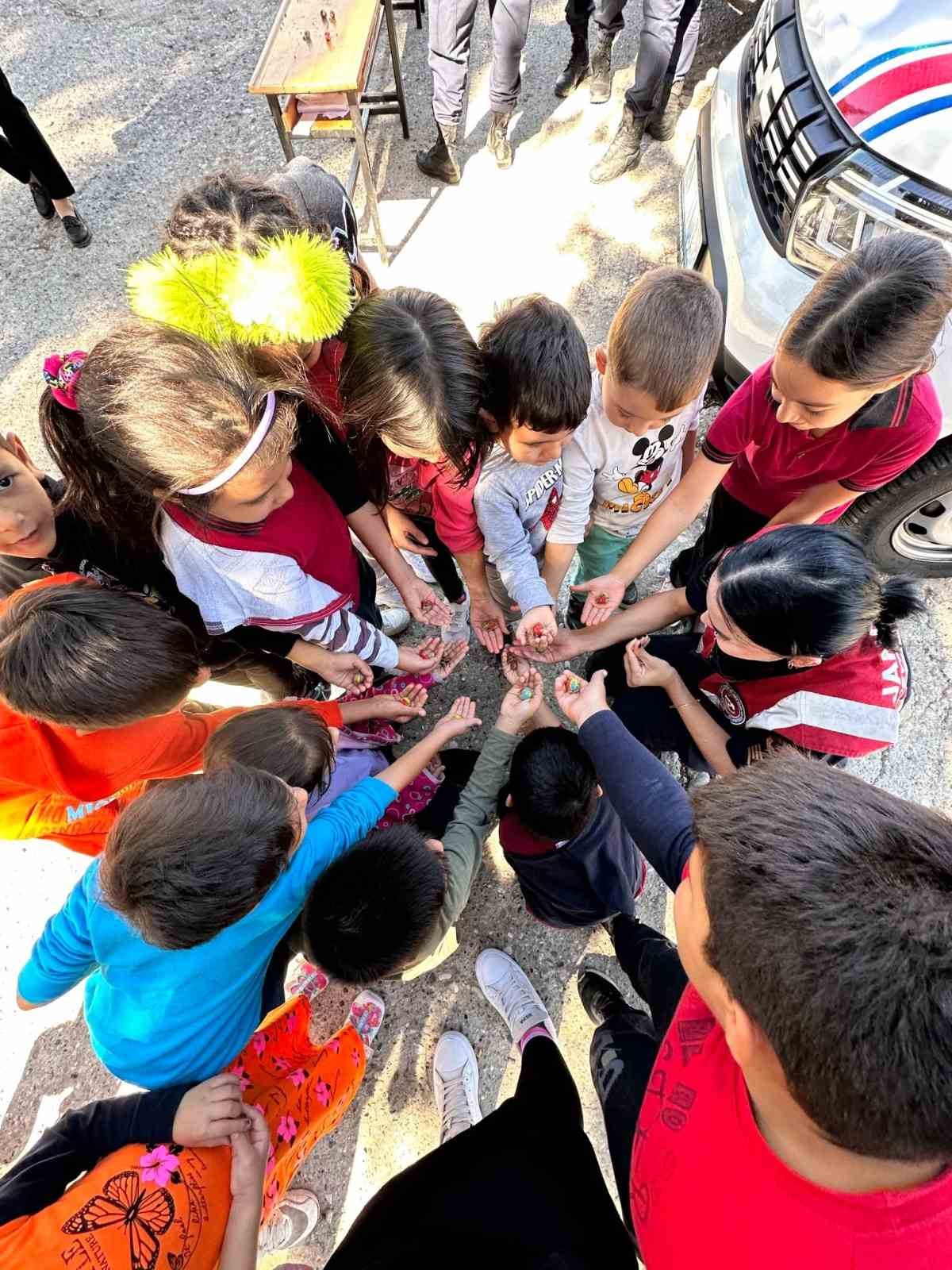 Bozdoğan’da öğrencilere ağaç sevgisi aşılandı, tohum topları ormanlara bırakıldı
