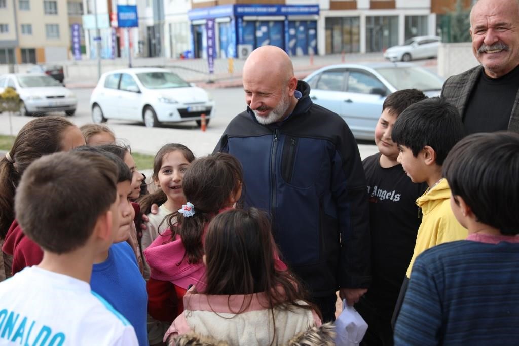 Başkan Çolakbayrakdar: “Çocuklar için bütün parklarda toprak alanlar yapıyoruz”
