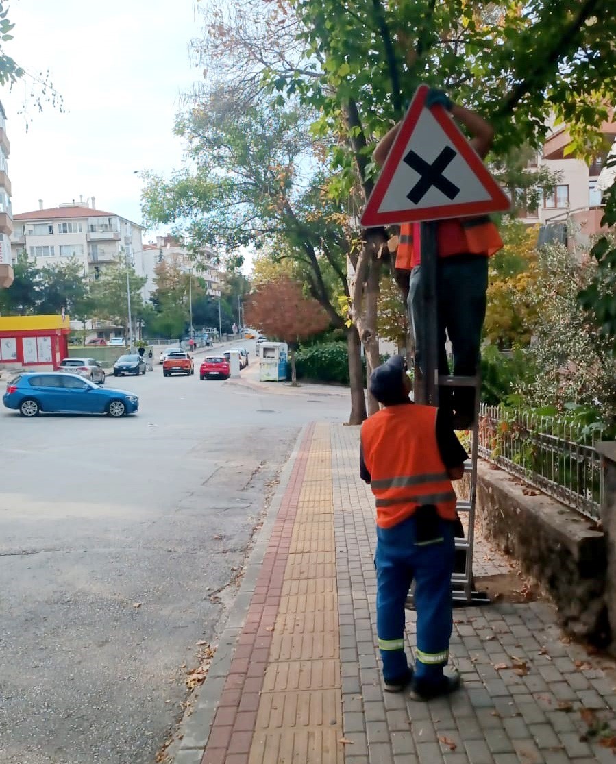 Kükürtlü’deki trafik levhaları yenilendi
