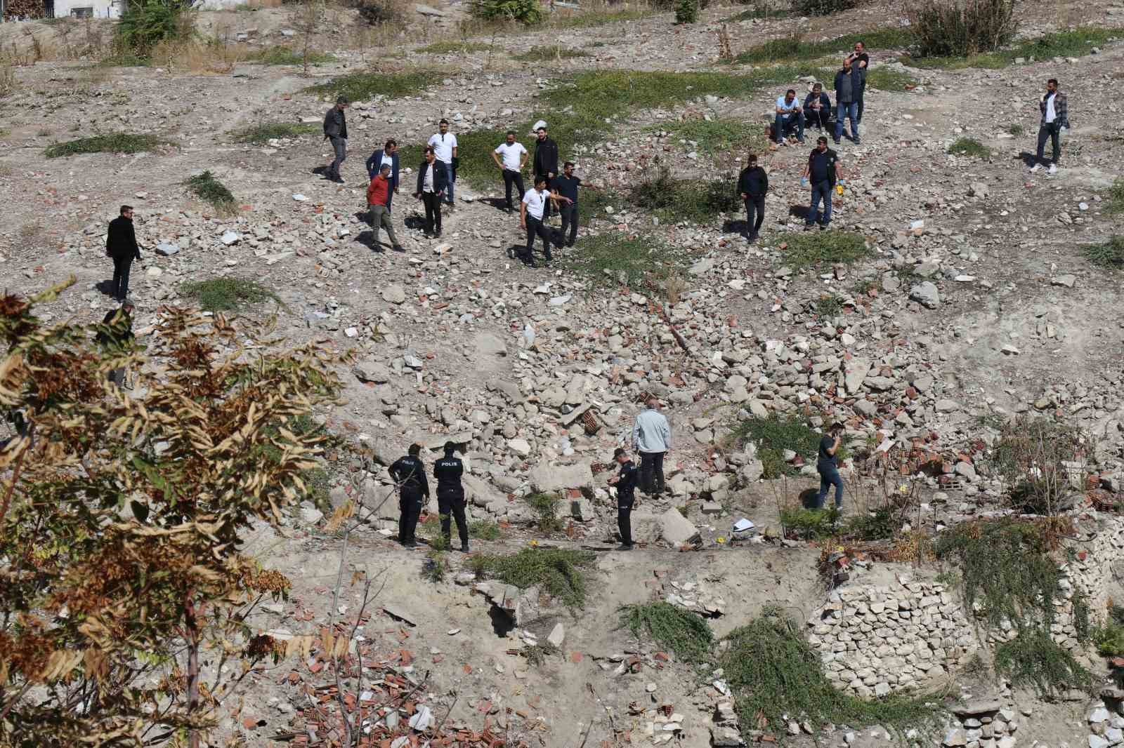 Boş arazide insan kemikleri bulundu
