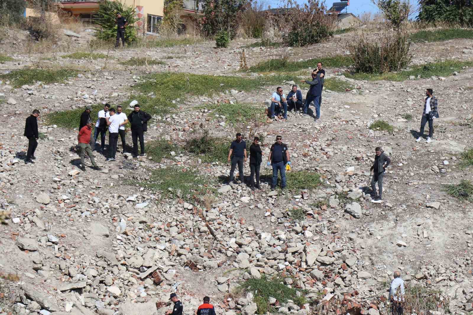 Boş arazide insan kemikleri bulundu
