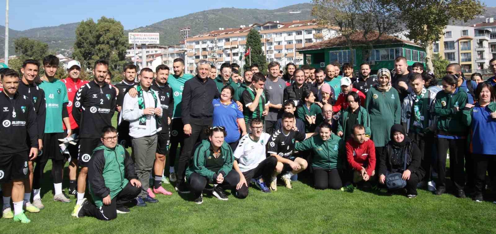 Özel çocuklar Kocaelispor futbolcularıyla bir araya geldi
