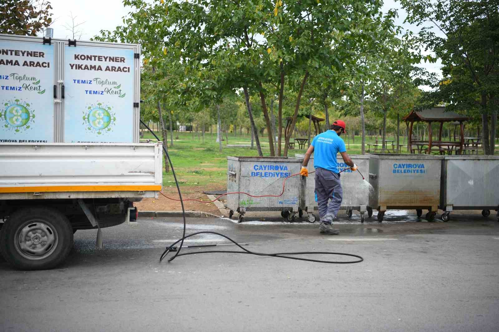 Çöp konteynerleri yıkanarak kötü konunun önüne geçiliyor
