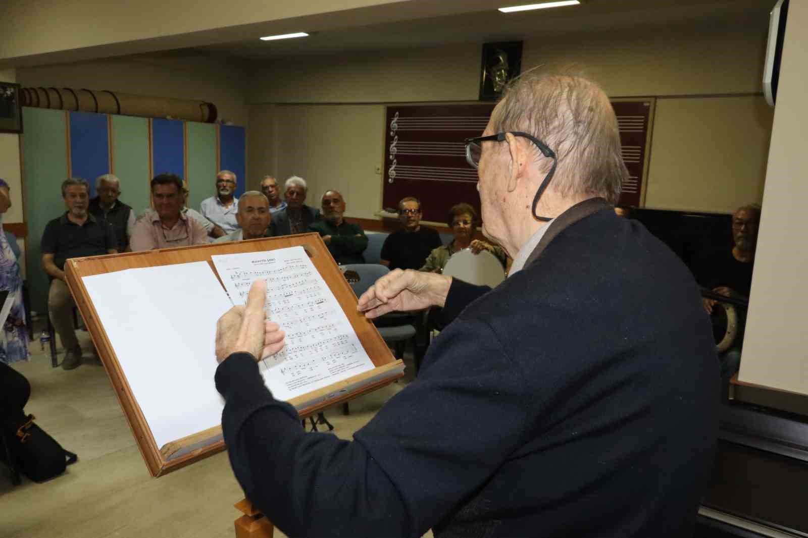 Yıllar sonra yeniden koro ve saz ekibine şeflik yaptı
