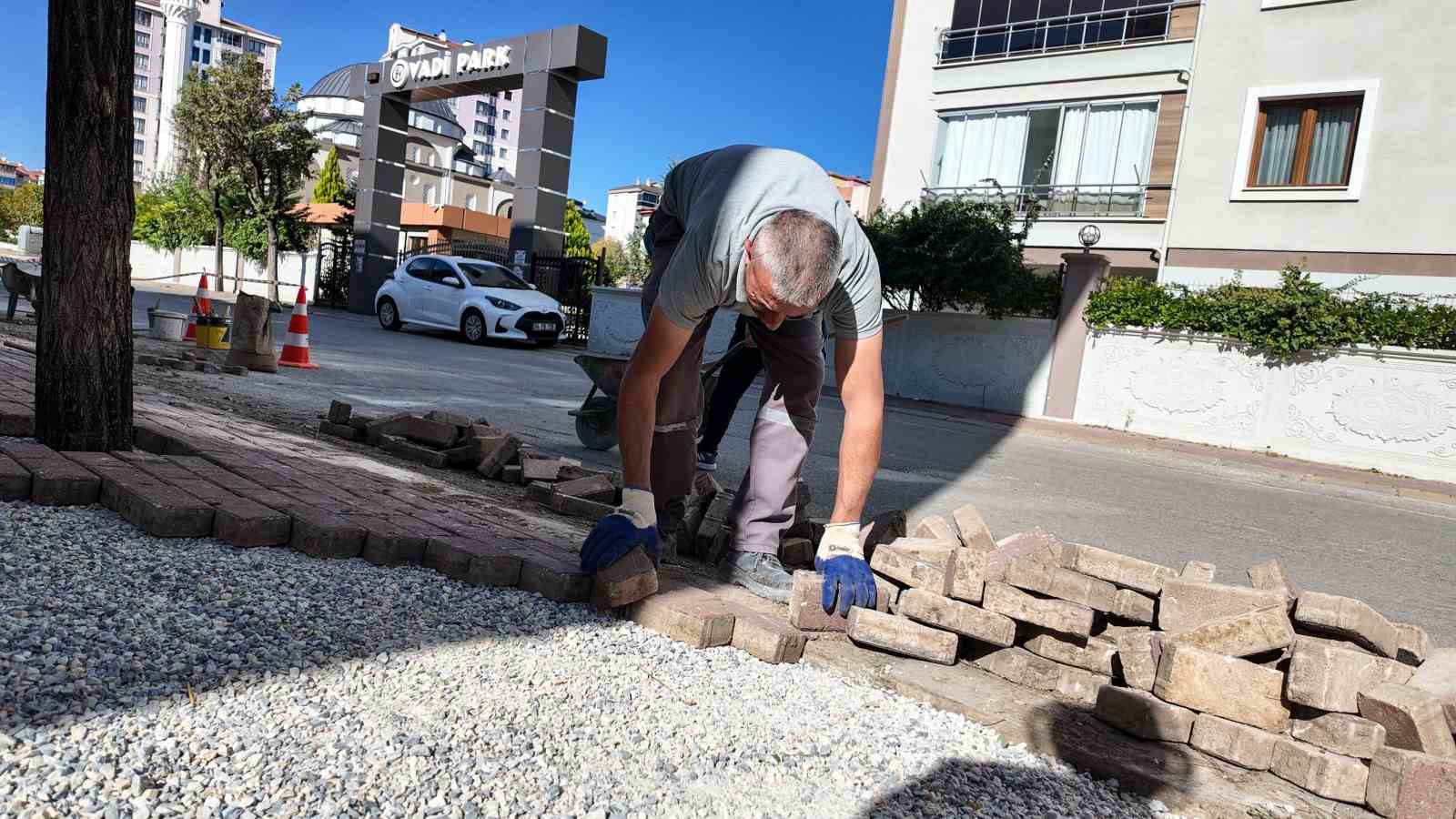 Uşak’ta kaldırımlar daha konforlu hale geliyor
