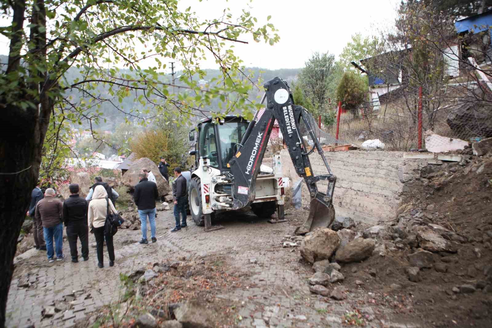 Dev kaya parçası yola düştü
