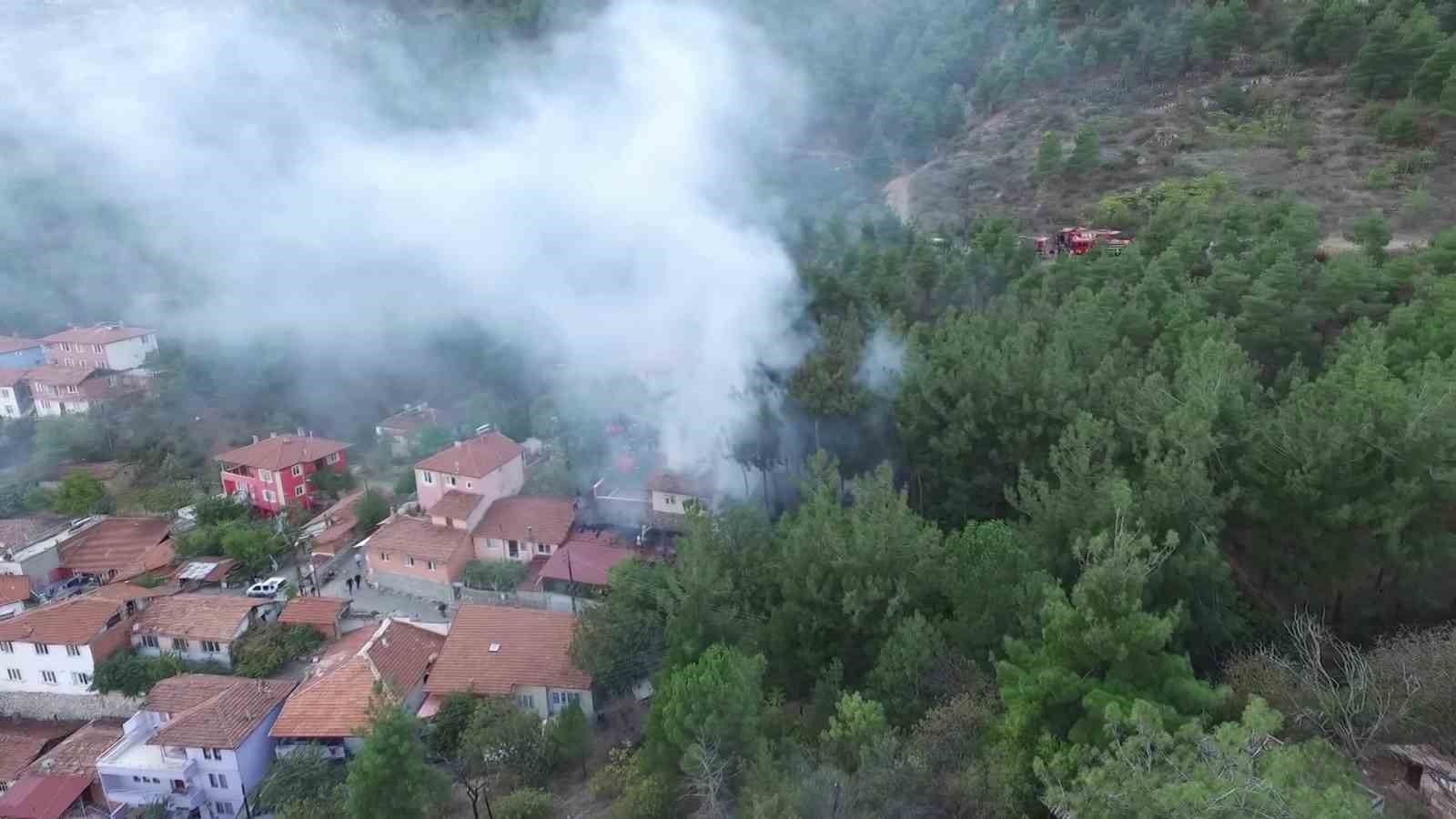 Amasya’da ormana bitişik 3 ev yangında kül oldu
