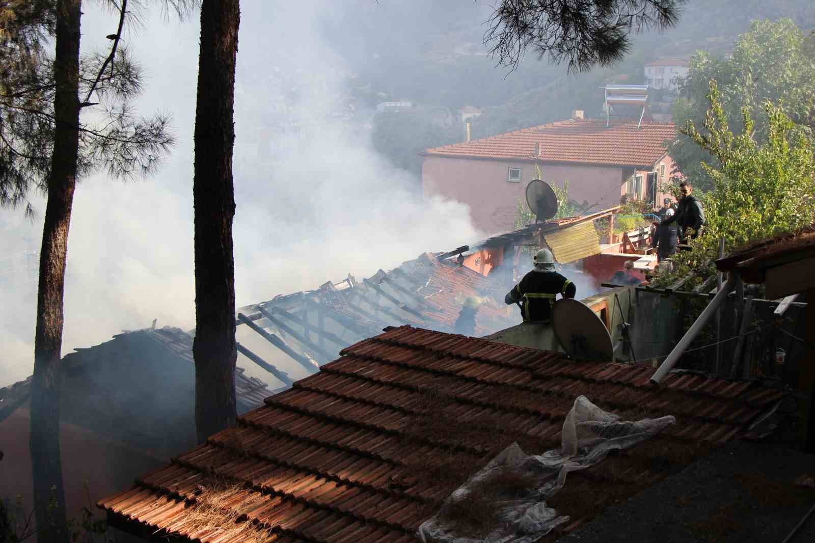 Amasya’da ormana bitişik 3 ev yangında kül oldu
