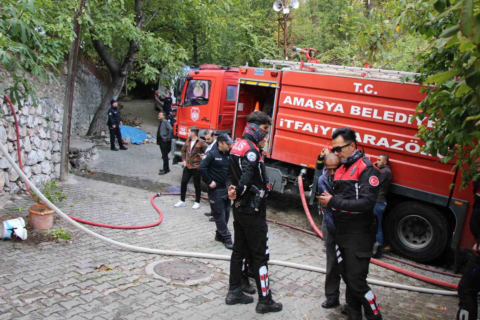 Amasya’da ormana bitişik 3 ev yangında kül oldu
