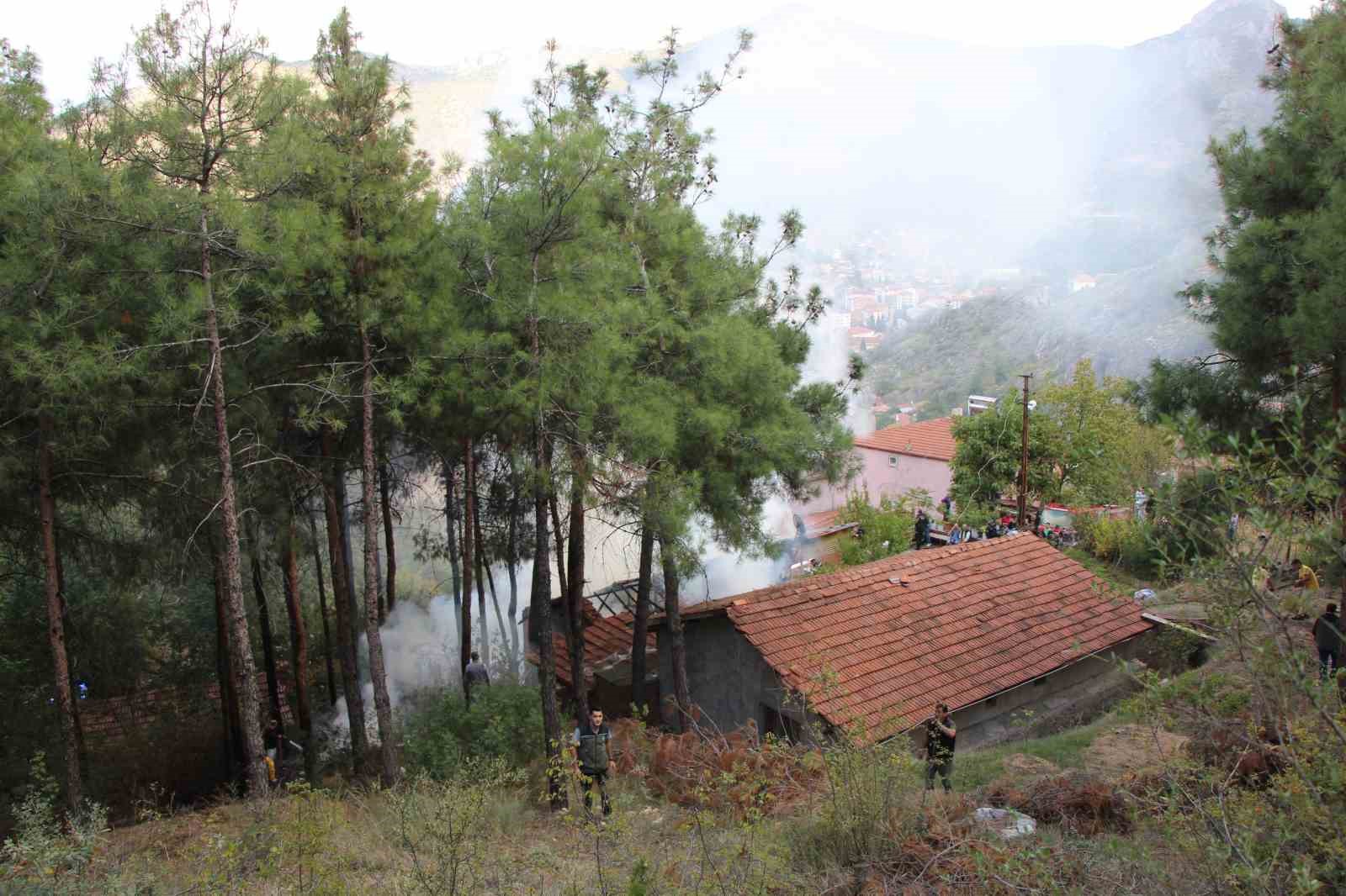 Amasya’da ormana bitişik 3 ev yangında kül oldu
