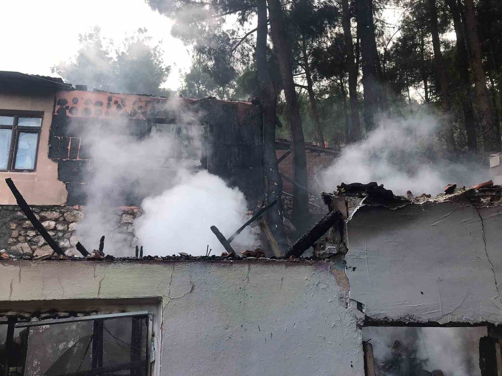 Amasya’da ormana bitişik 3 ev yangında kül oldu
