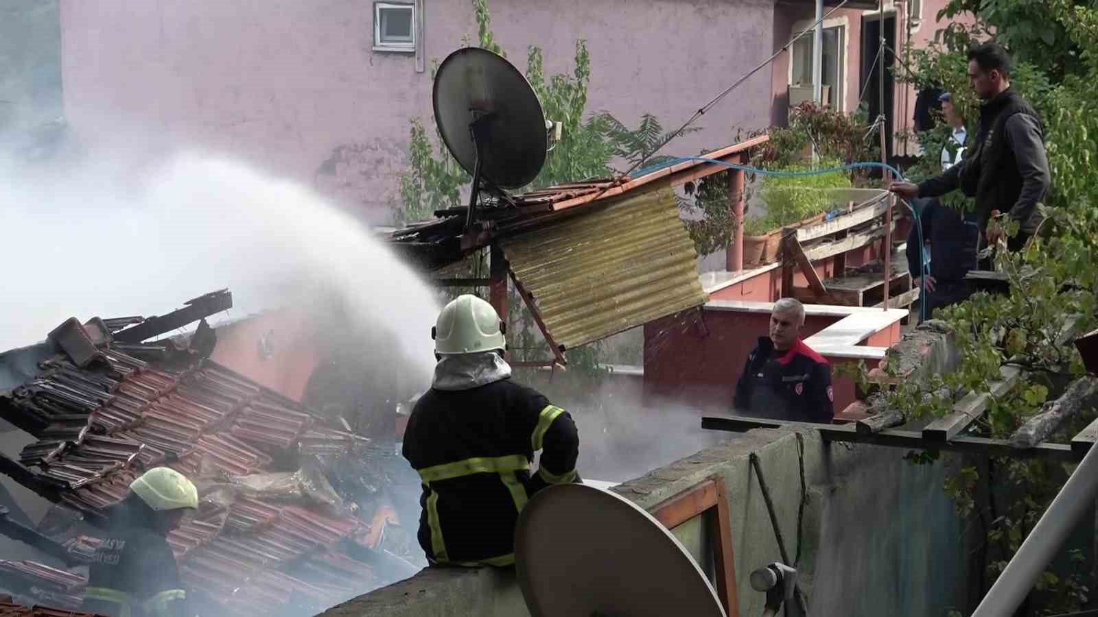 Amasya’da ormana bitişik 3 ev yangında kül oldu
