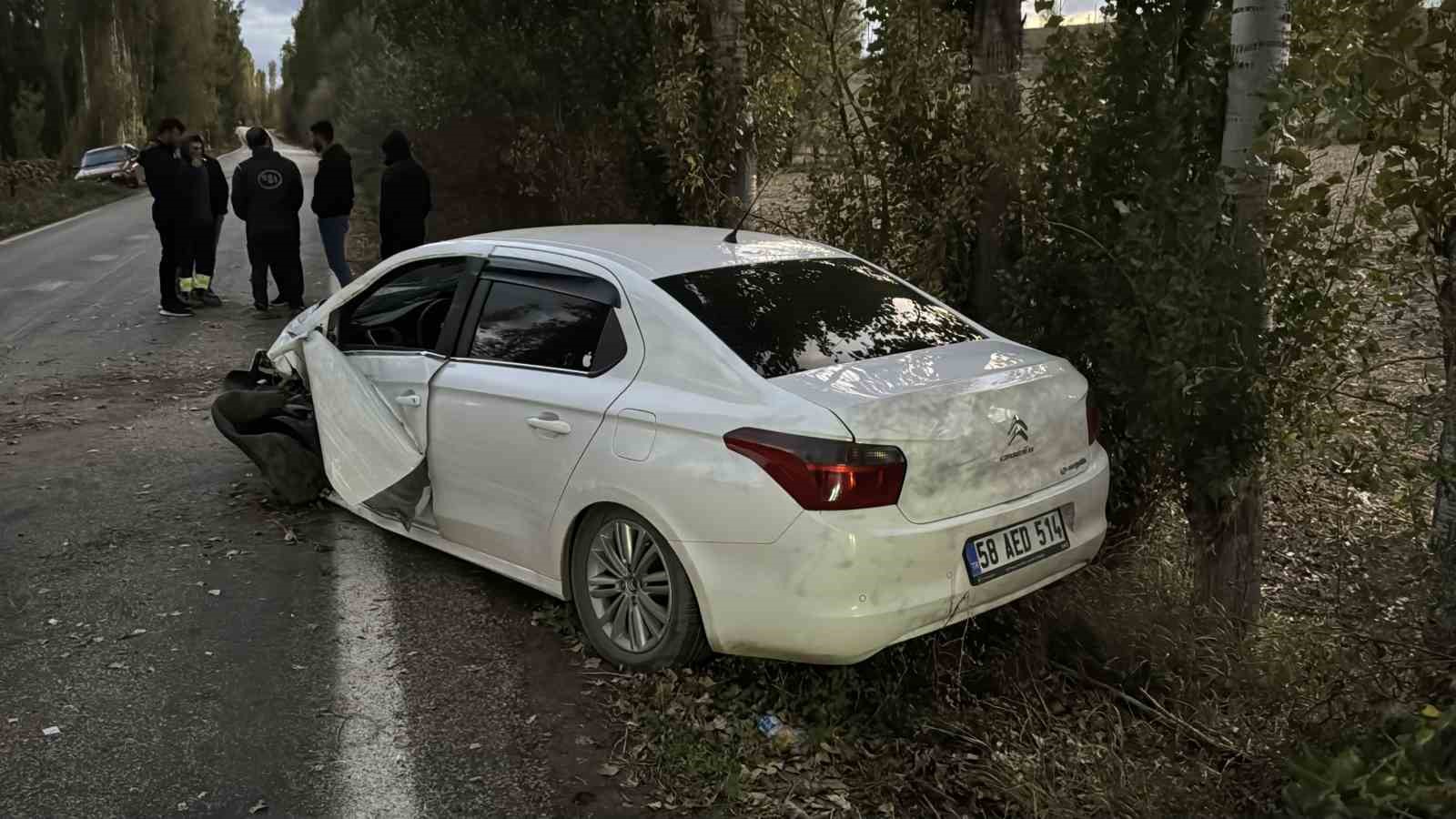 Kontrolden çıkan otomobil ağaca çarptı: 4 yaralı
