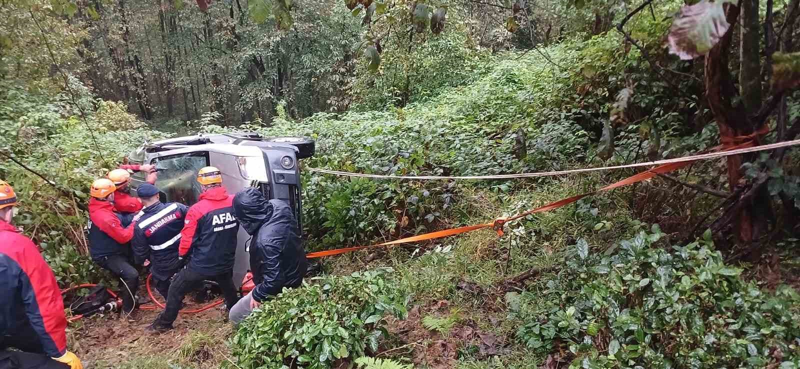 Rize’de uçuruma yuvarlanan araç askıda kaldı, sürücüyü ekipler kurtardı
