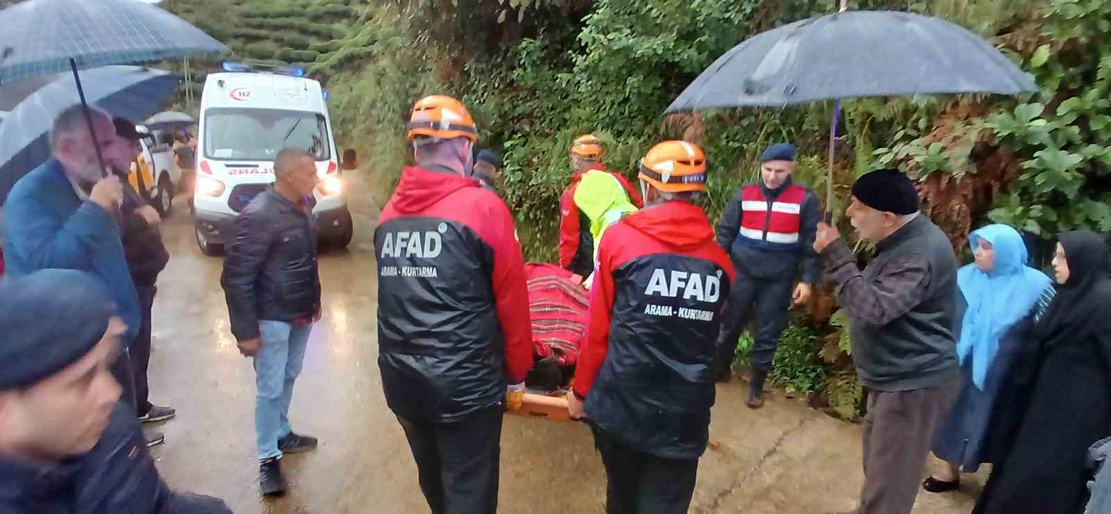 Rize’de uçuruma yuvarlanan araç askıda kaldı, sürücüyü ekipler kurtardı
