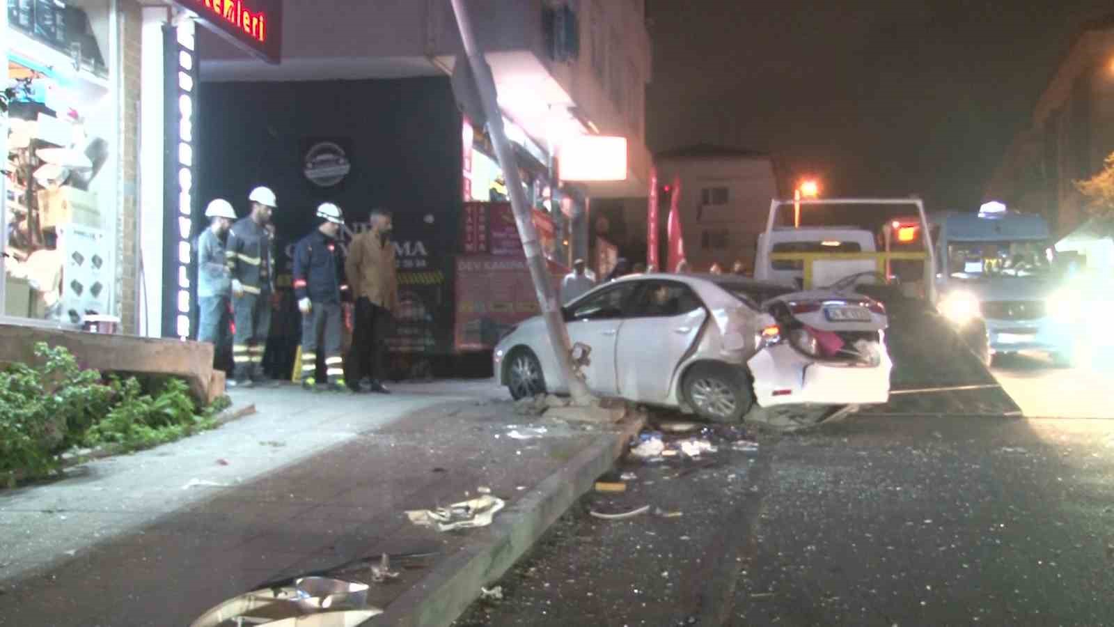 Ataşehir’de İETT otobüsü ile otomobil çarpıştı: 4 yaralı
