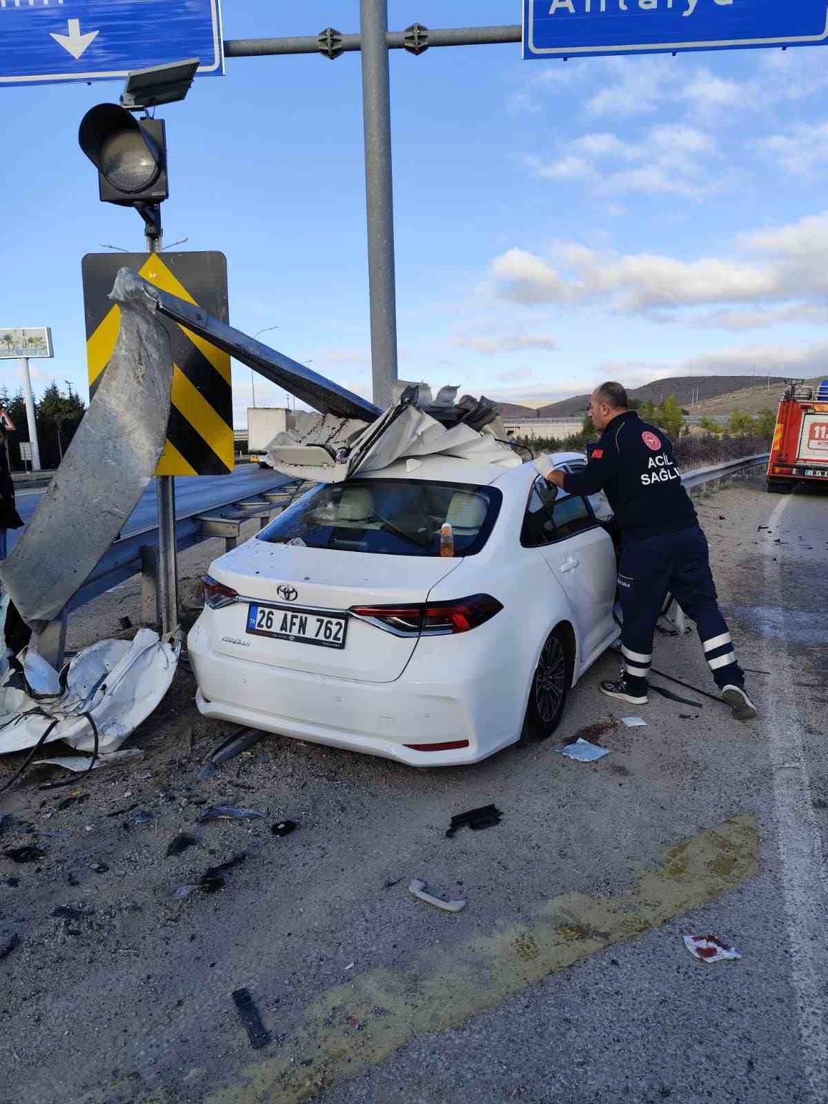 Bariyere ok gibi saplanan otomobilde bir kişi öldü, 3 kişi yaralandı
