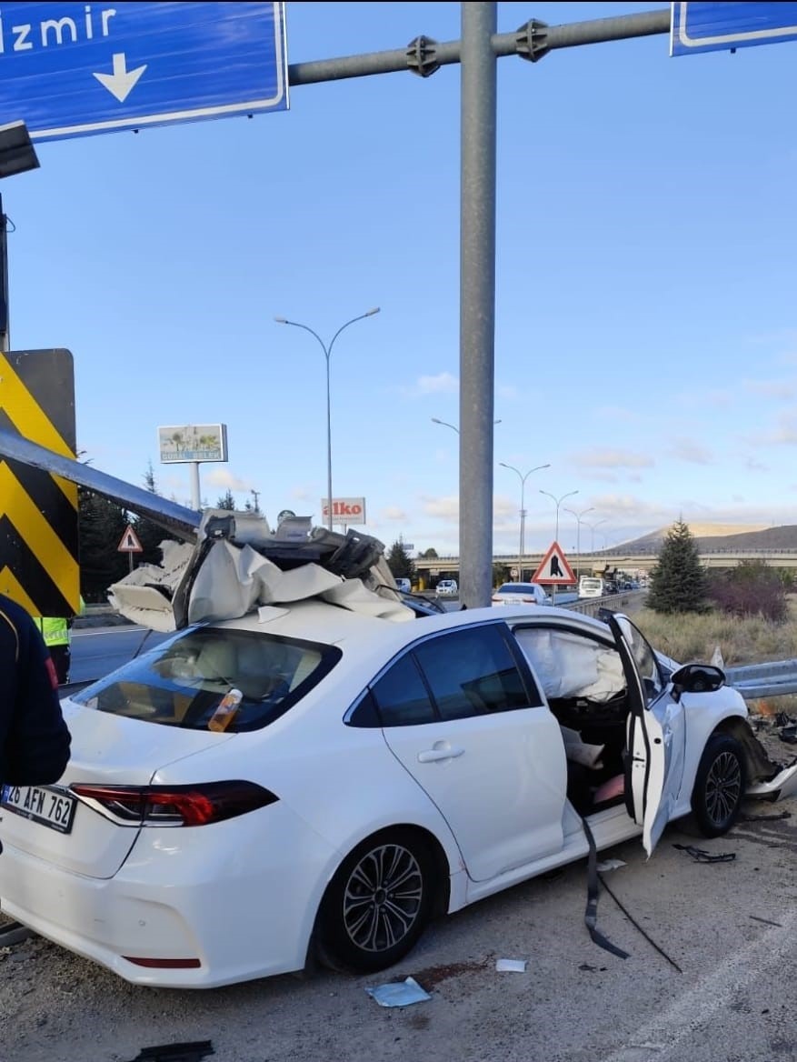 Bariyere ok gibi saplanan otomobilde bir kişi öldü, 3 kişi yaralandı
