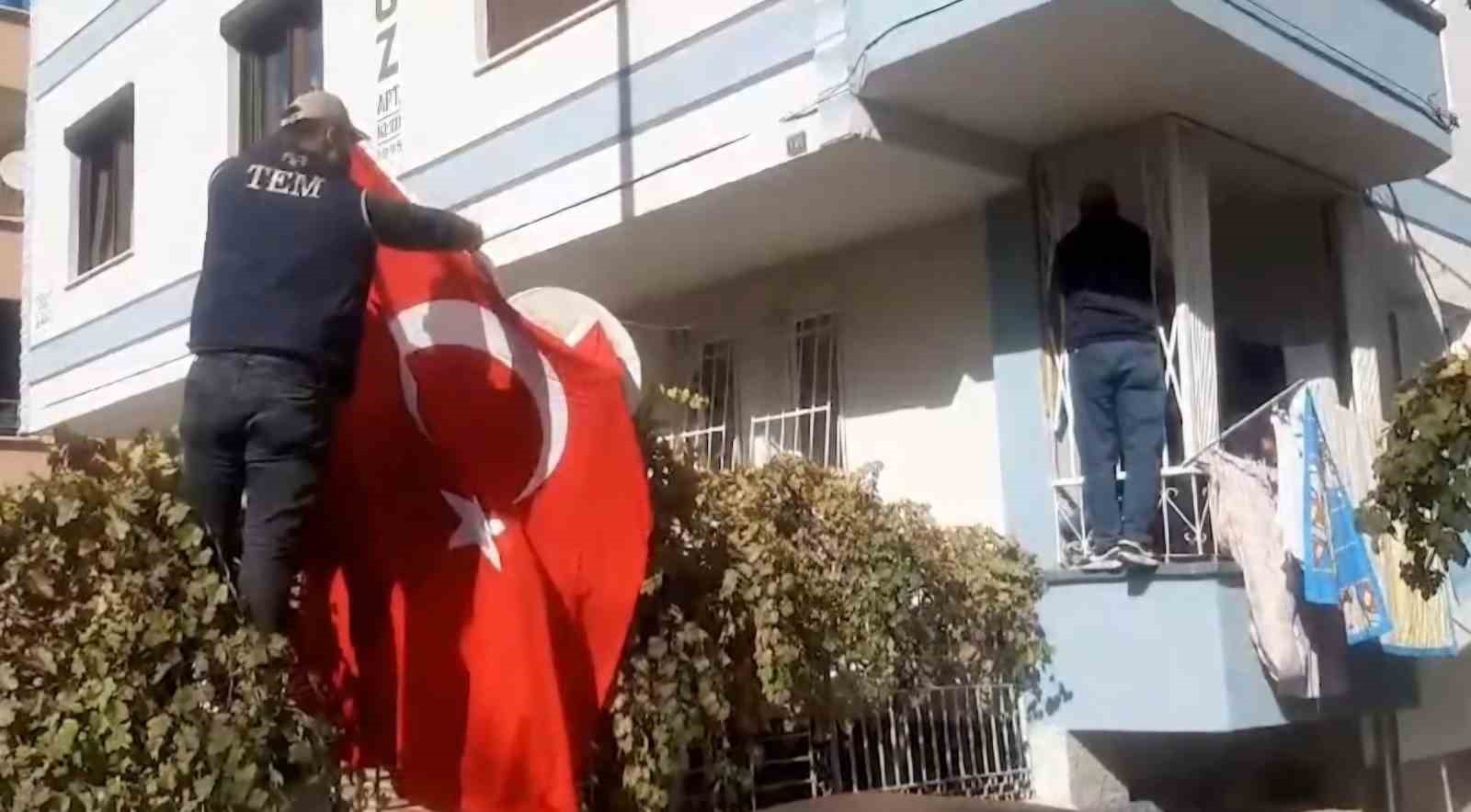 Yıpranmış bayrağı öpüp yerinden aldı, hikayesi herkesi duygulandırdı
