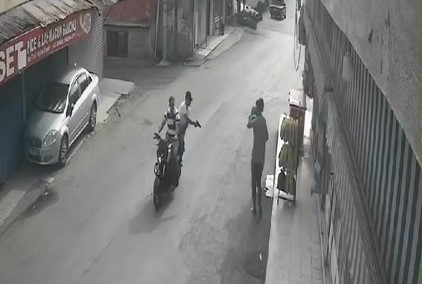 Motosikletli şüphelilerin silahlı saldırı anı kameralarda
