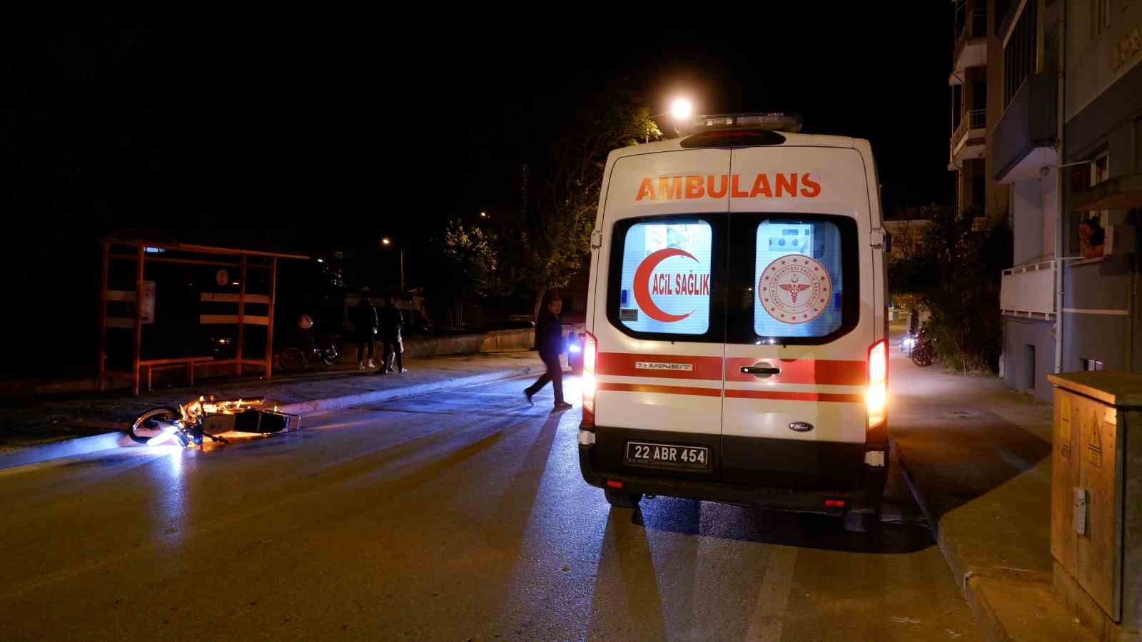 Edirne’de feci kaza: Devrilen motosikletten savrulan sürücü otomobilin altında kaldı
