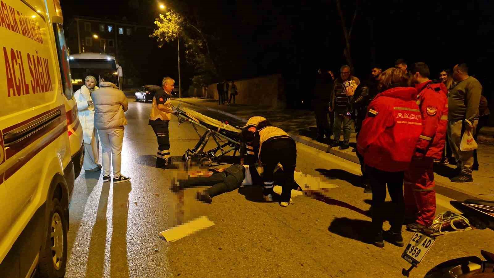 Edirne’de feci kaza: Devrilen motosikletten savrulan sürücü otomobilin altında kaldı
