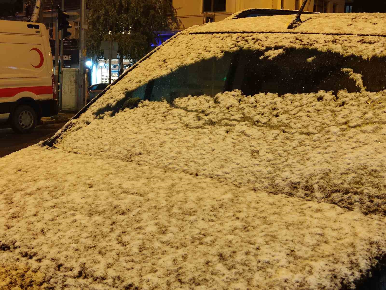 Ardahan kent merkezine mevsimin ilk karı yağdı
