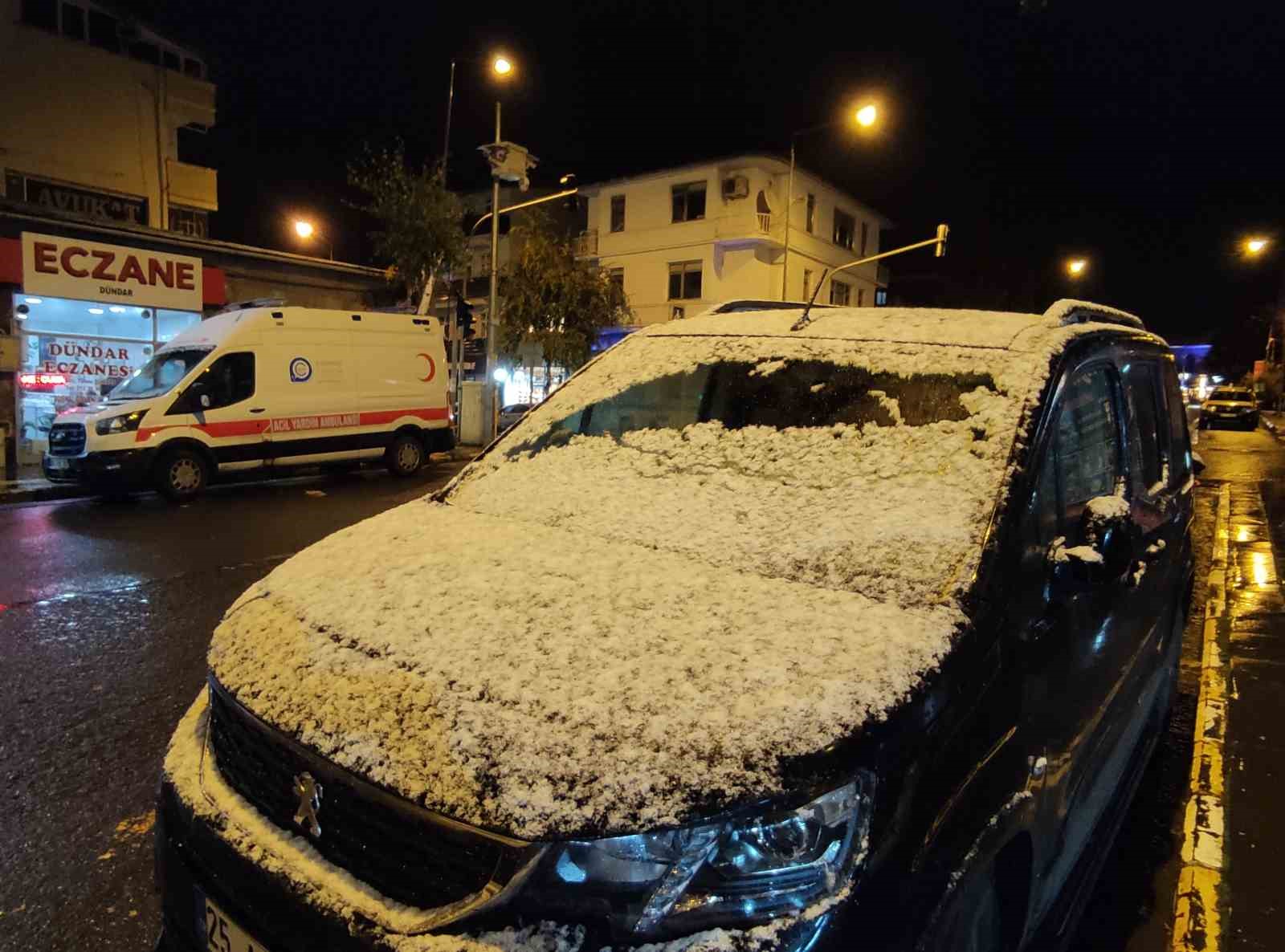 Ardahan kent merkezine mevsimin ilk karı yağdı
