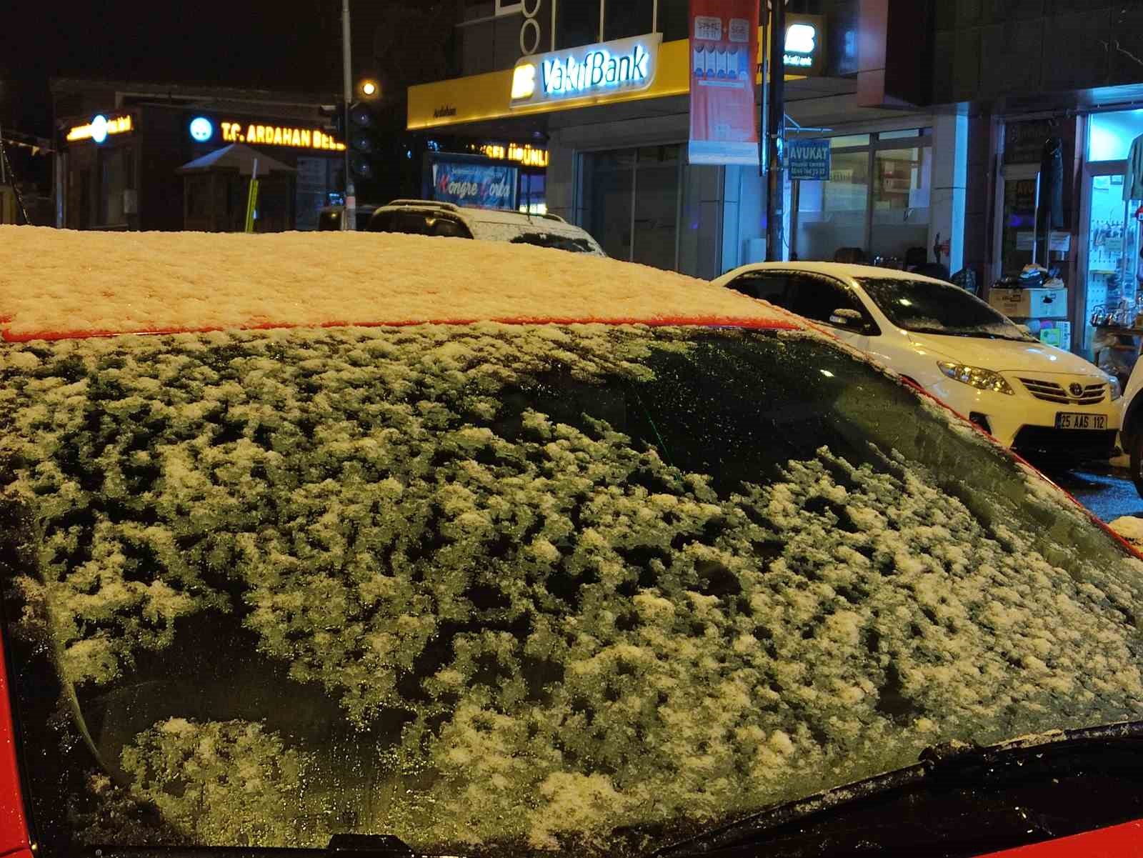 Ardahan kent merkezine mevsimin ilk karı yağdı
