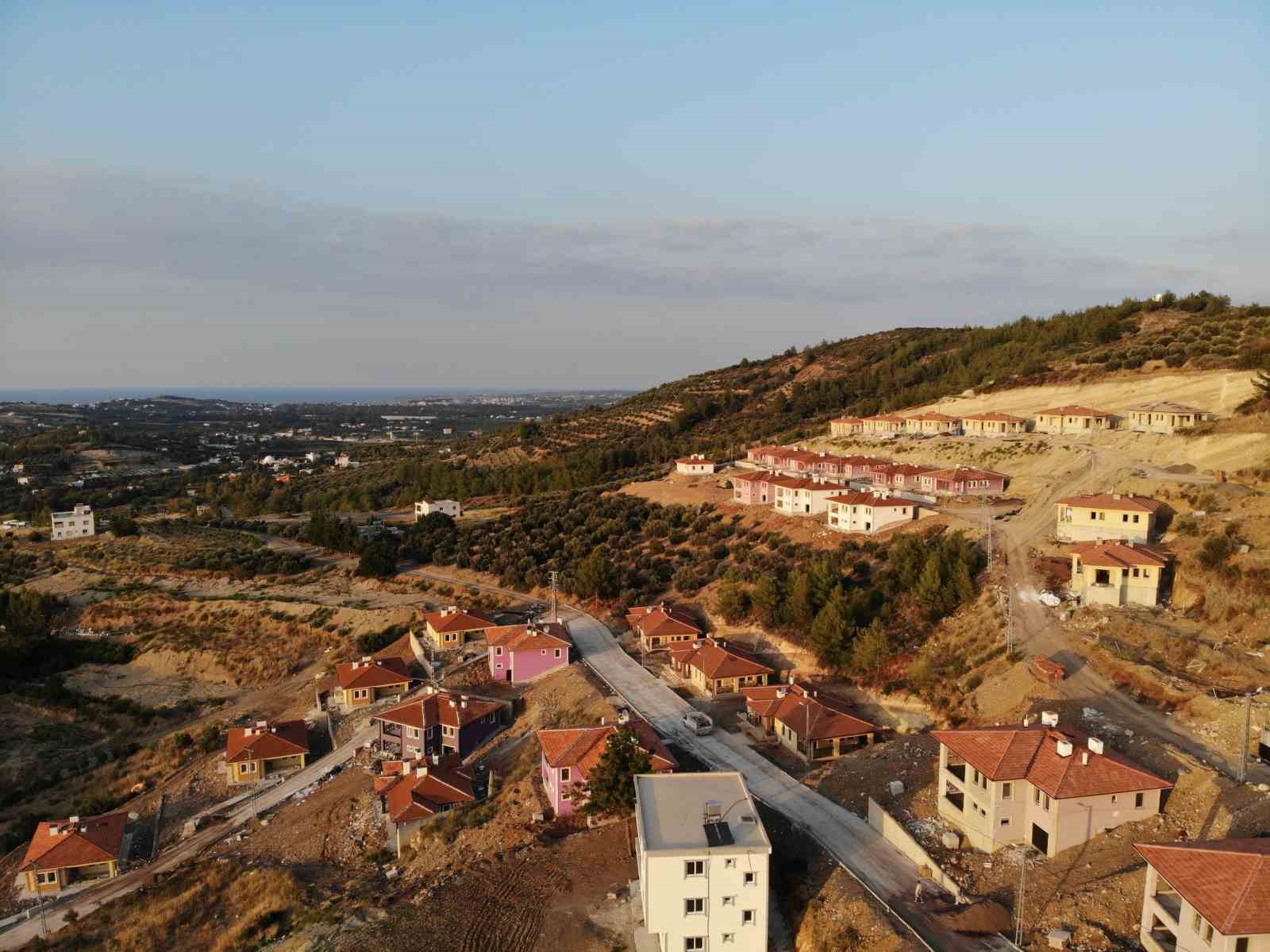 Deniz manzaralı köy evleri, mimarisi ve dayanıklılığıyla mest ediyor
