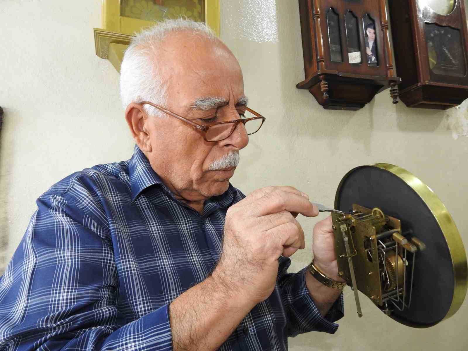 Beş metrekarelik dükkanında 60 yıldır zamana ayar veriyor
