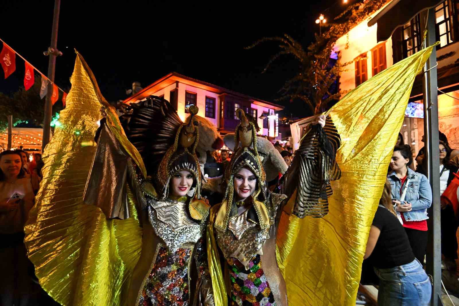 Kaleiçi Old Town Festivali geleneksel korteji Antalya sokaklarını renklendirdi
