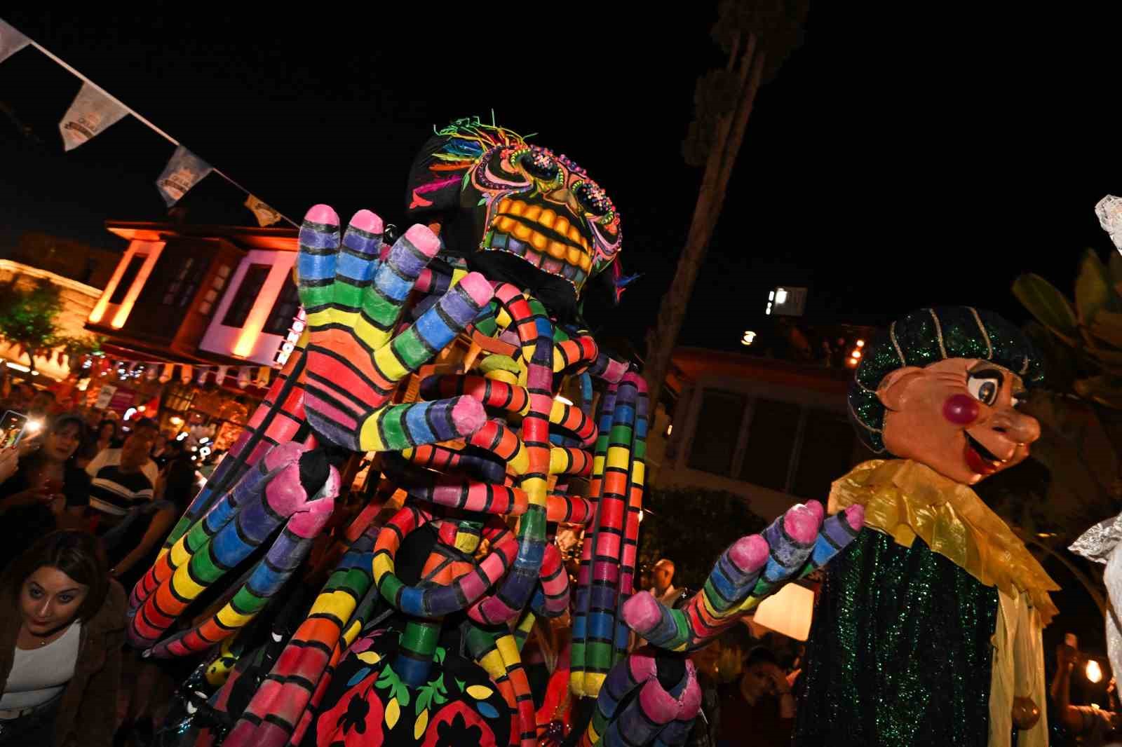 Kaleiçi Old Town Festivali geleneksel korteji Antalya sokaklarını renklendirdi
