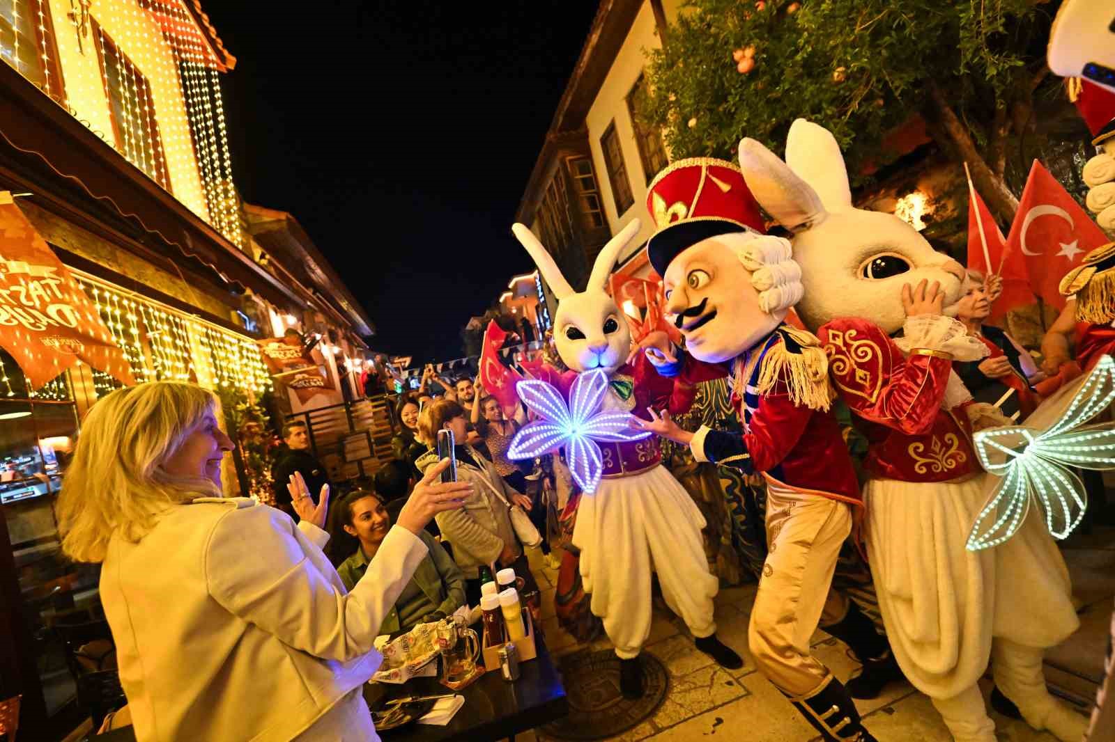 Kaleiçi Old Town Festivali geleneksel korteji Antalya sokaklarını renklendirdi
