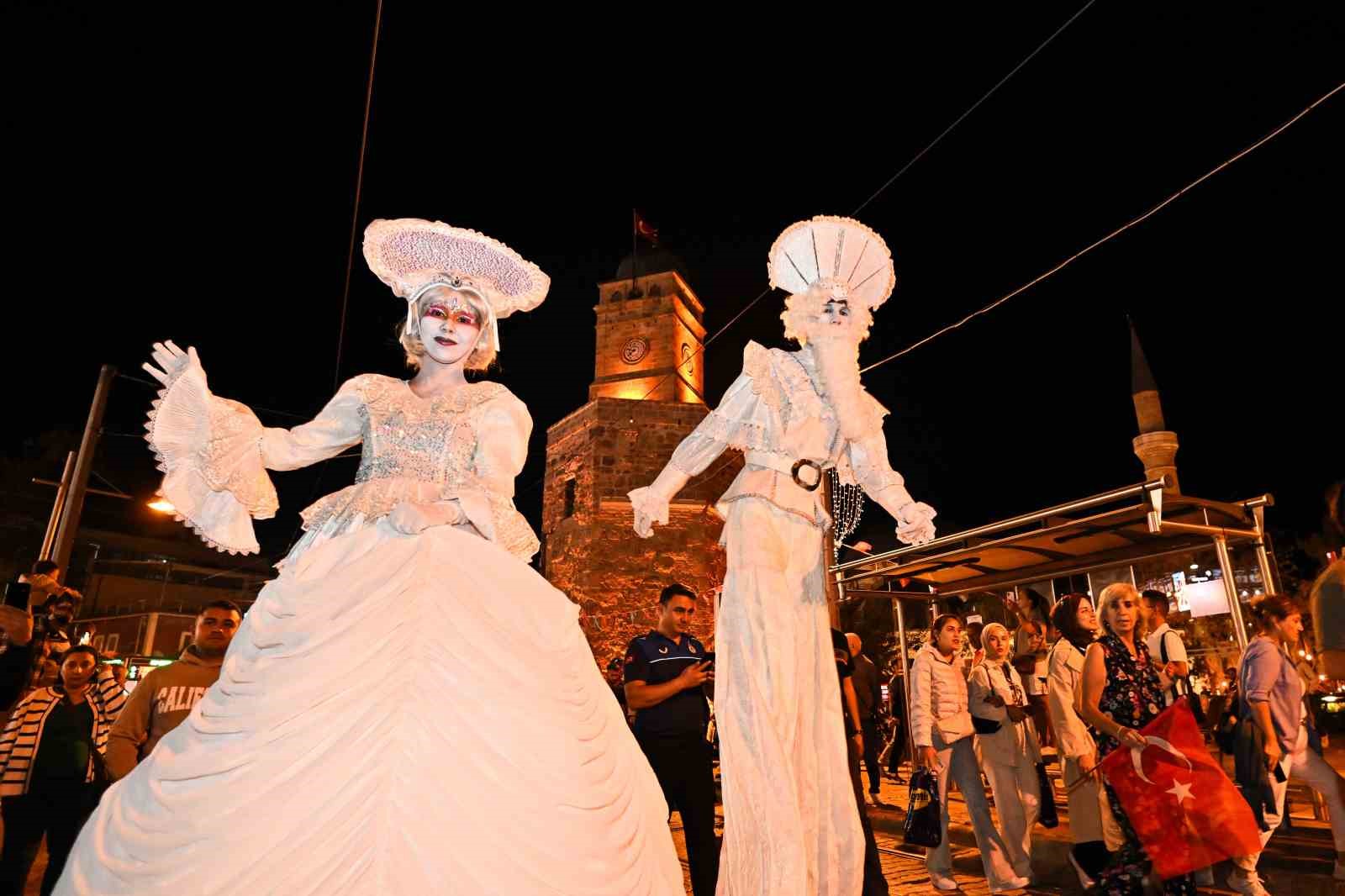 Kaleiçi Old Town Festivali geleneksel korteji Antalya sokaklarını renklendirdi
