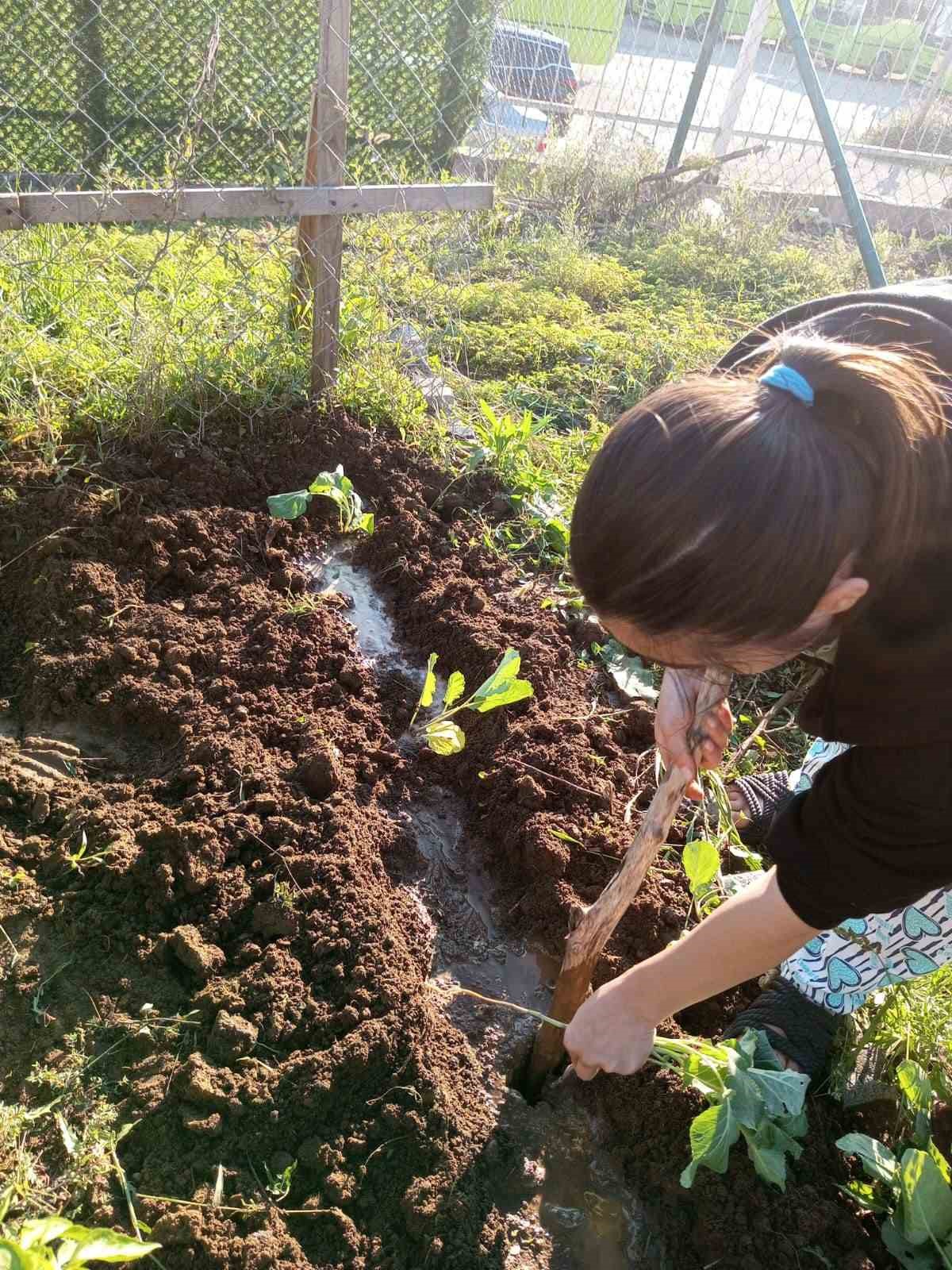 Gençler toprakla uğraşıp stres atıyor
