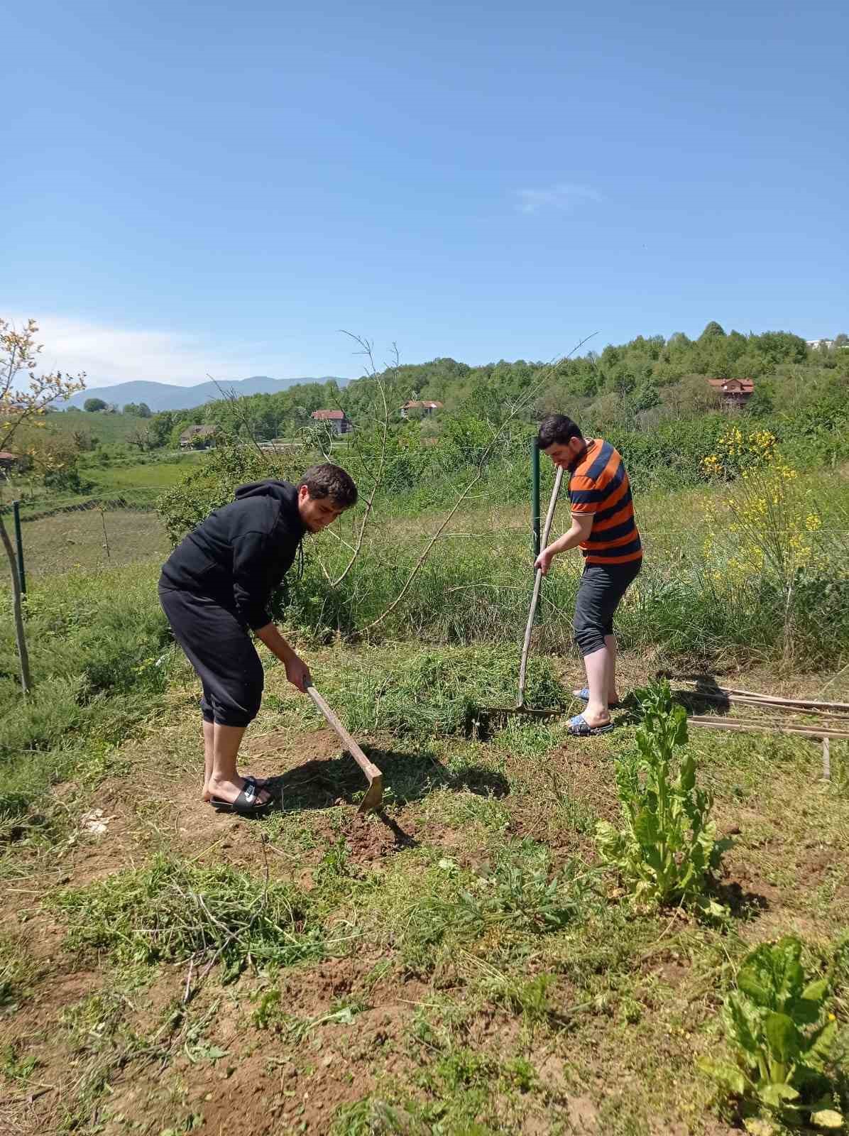 Gençler toprakla uğraşıp stres atıyor
