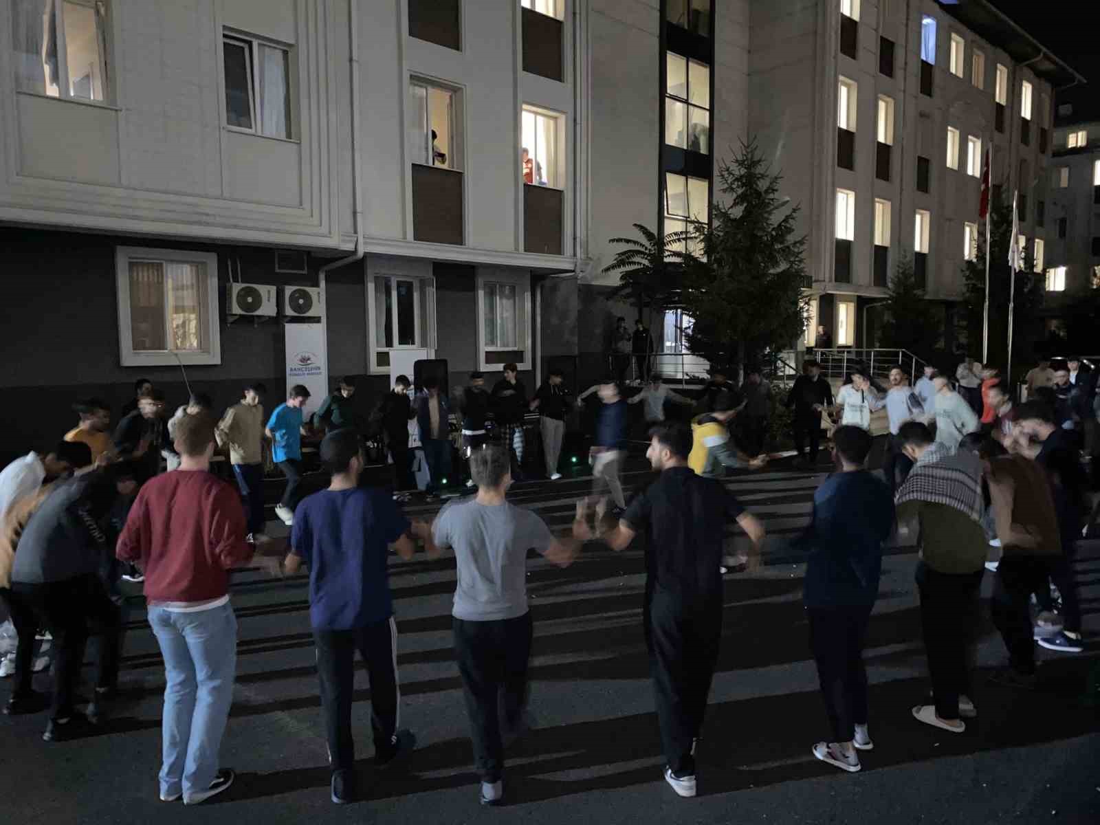 Yurtta düzenlenen konserde gönüllerince eğlendiler
